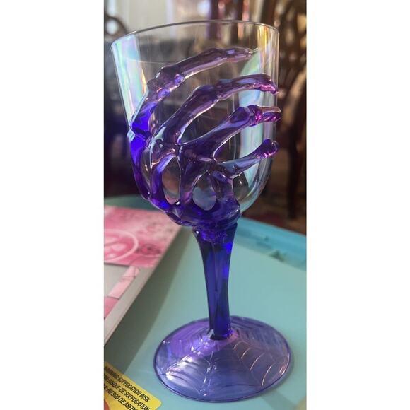 DRINKING GLASSES RESIN Lot Of 2 Purple‎ Skeleton Hand Resin Wine Glasses - Picture 2 of 9